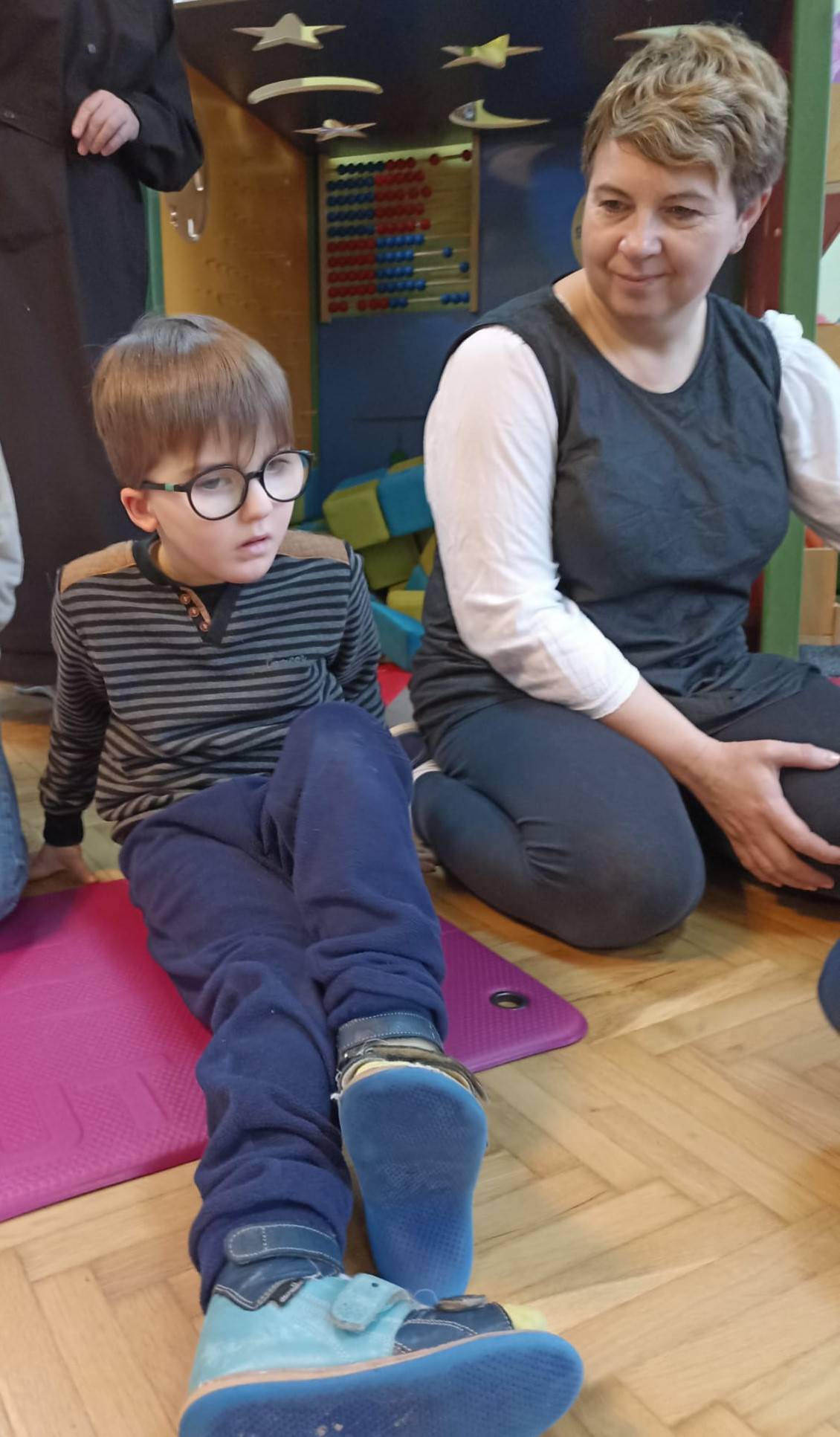 Antoś i pani Asia odpoczywają po zabawie muzycznej