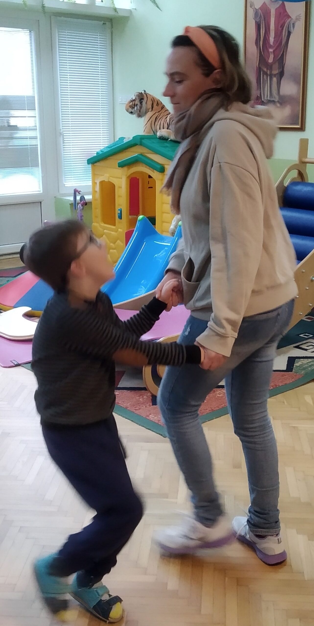 Antoś tańczy z panią Anią