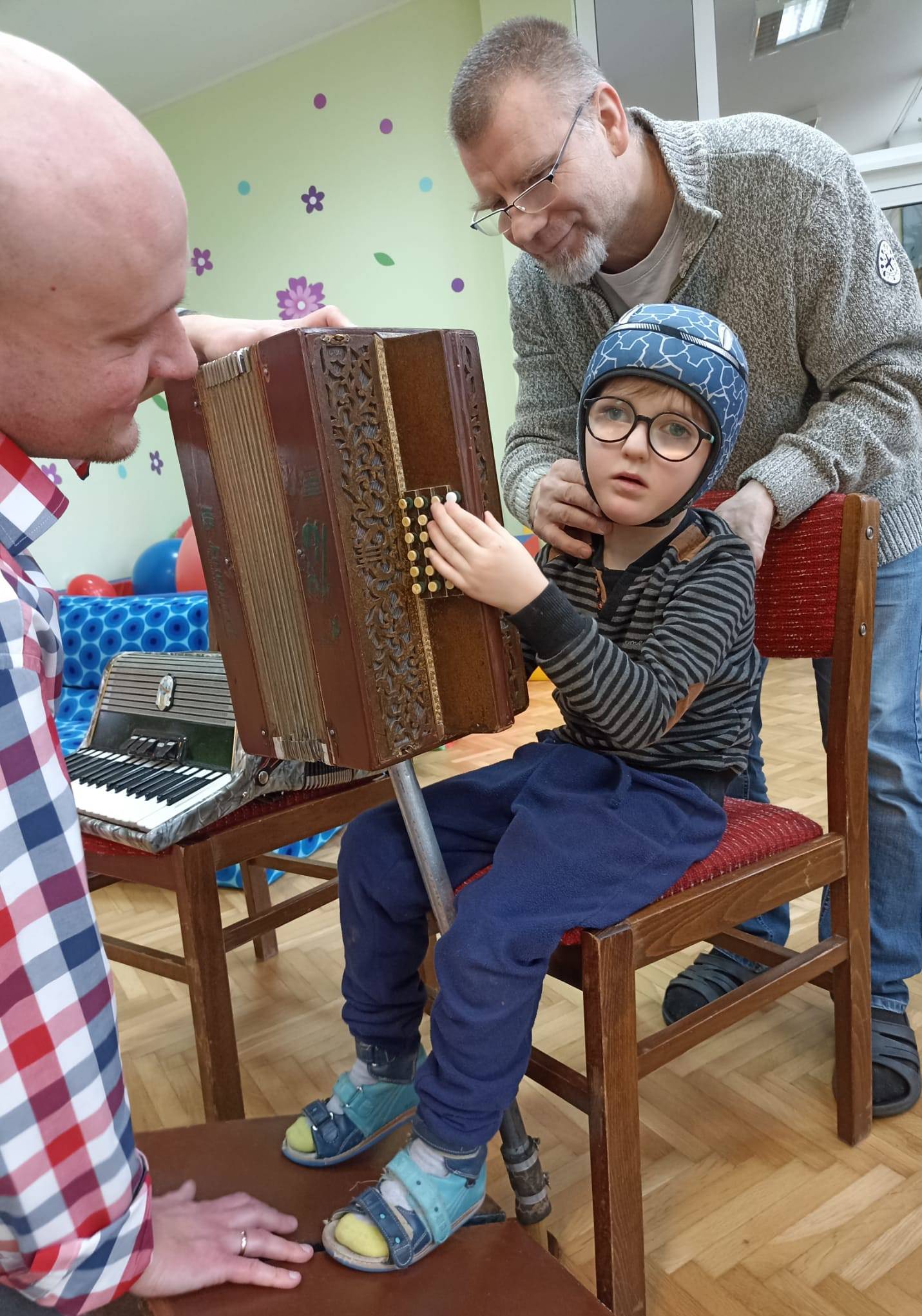 Antoś w asyście panów - Piotra i Grzegorza, gra na harmonii