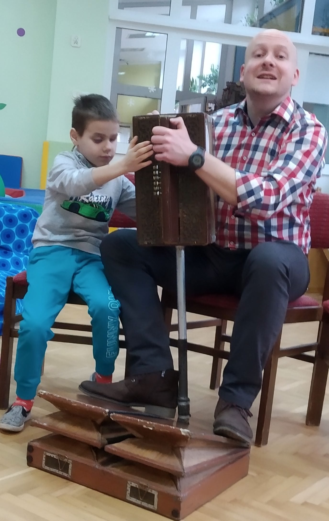 Bartek asystuje panu Piotrowi, podczas prezentacji harmonii pedałowej