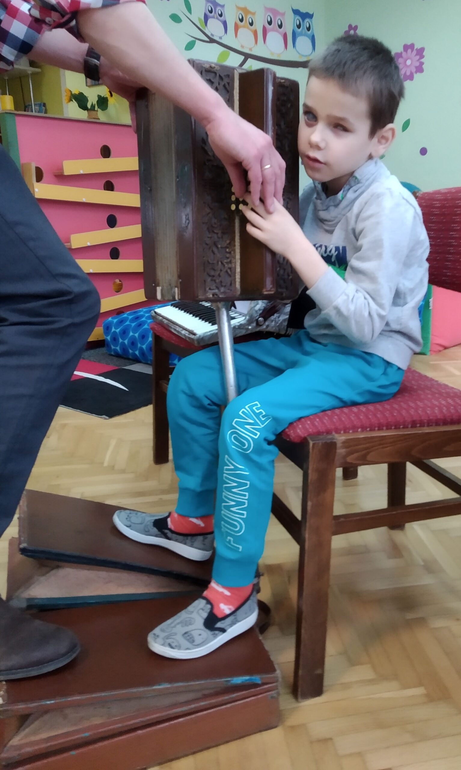 Bartek gra na harmonii