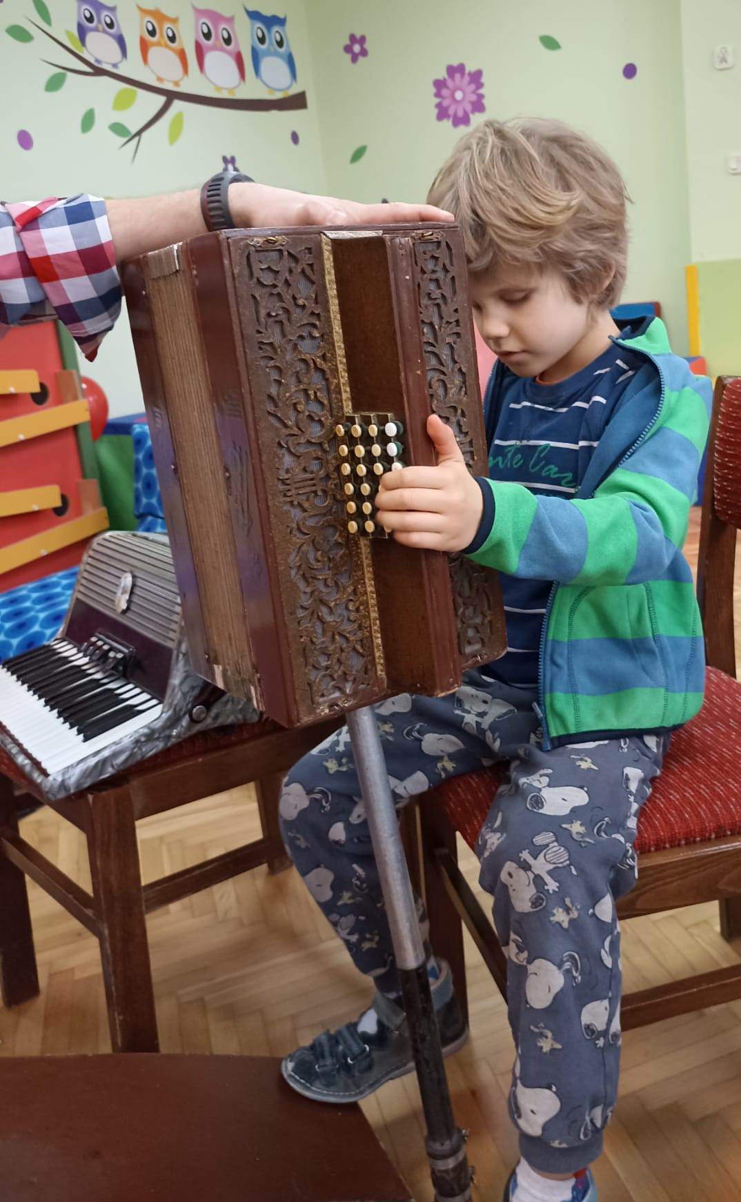 Borys próbuje grać na harmonii pedałowej