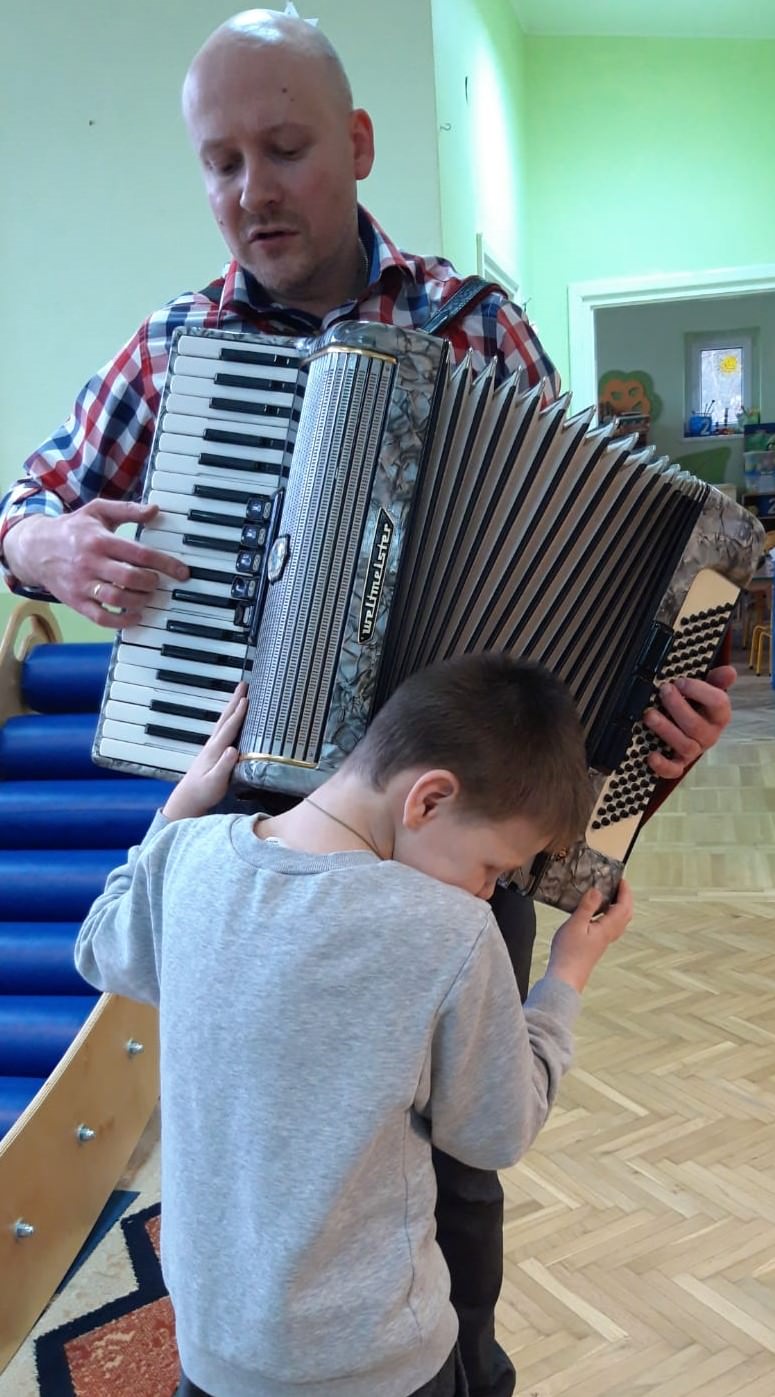 Damir przyłożył ucho do instrumentu, na którym gra nasz gość