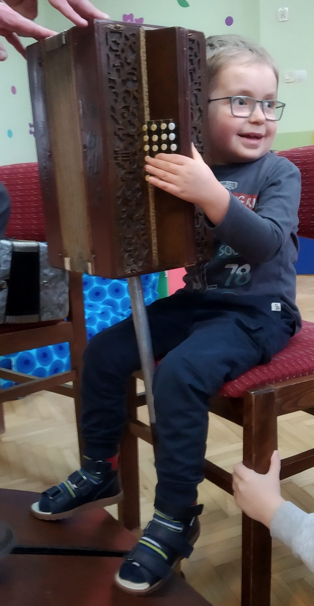 Kacper gra na harmonii