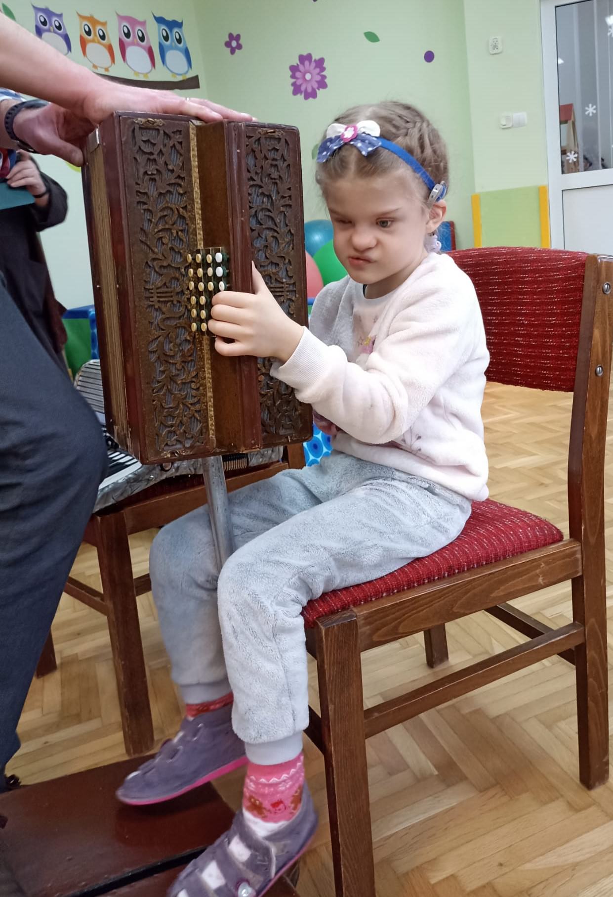 Michalinka gra na harmonii pedałowej