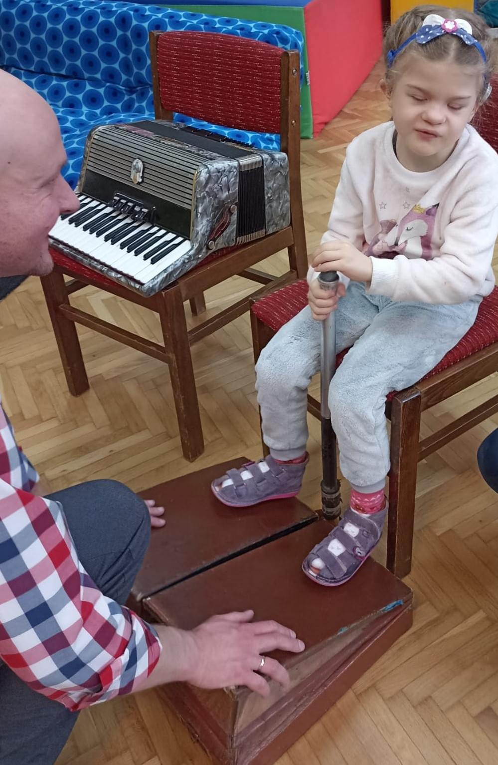 Michalinka sprawdza czy przez rurę od miechów, wydostaje się powietrze