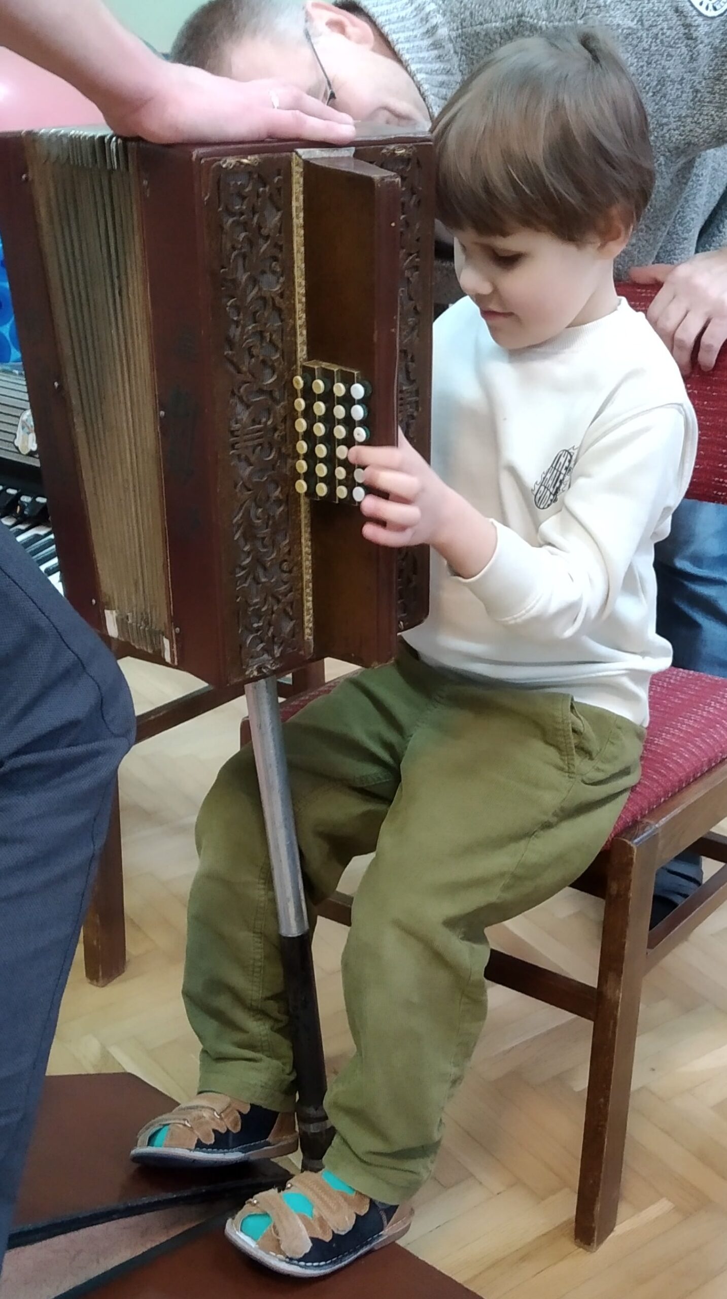 Tymek gra na harmonii