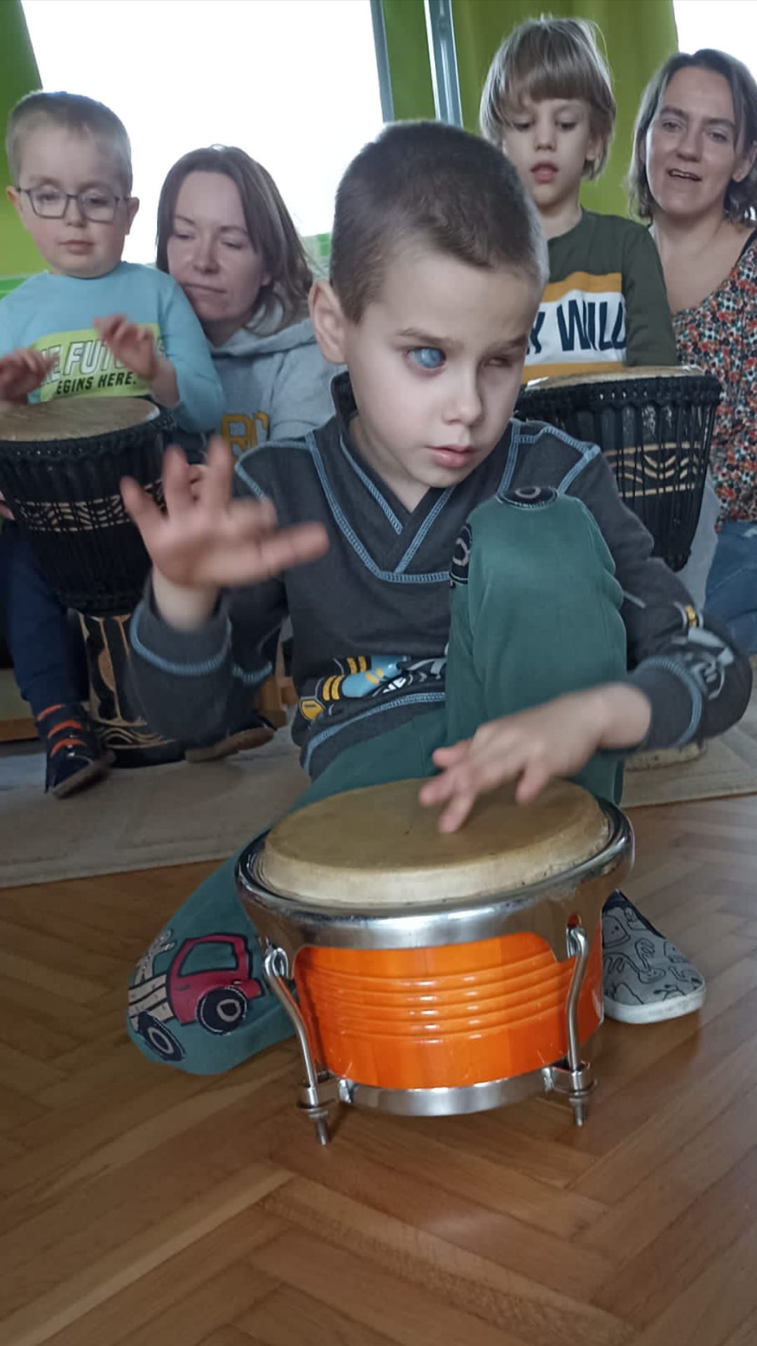 Bartek gra na bębnie