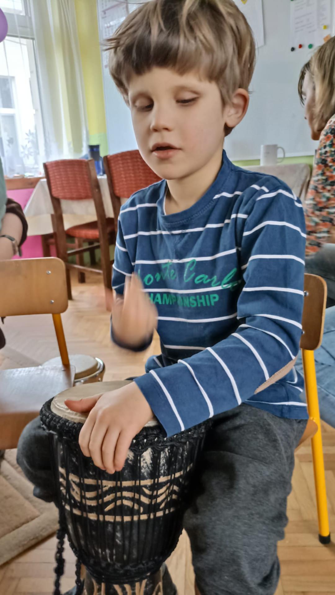 Borys gra na bębnie