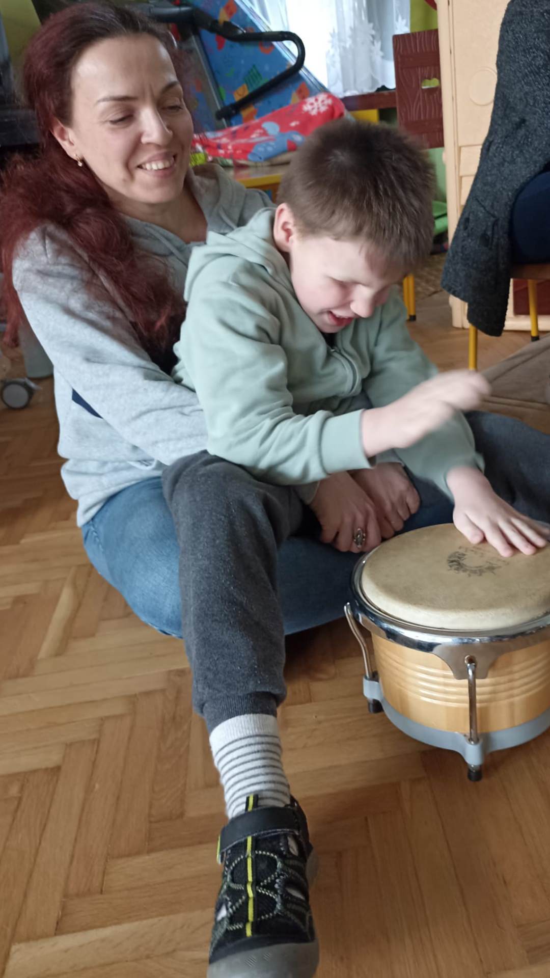 Damir z mamą gra na bębnie