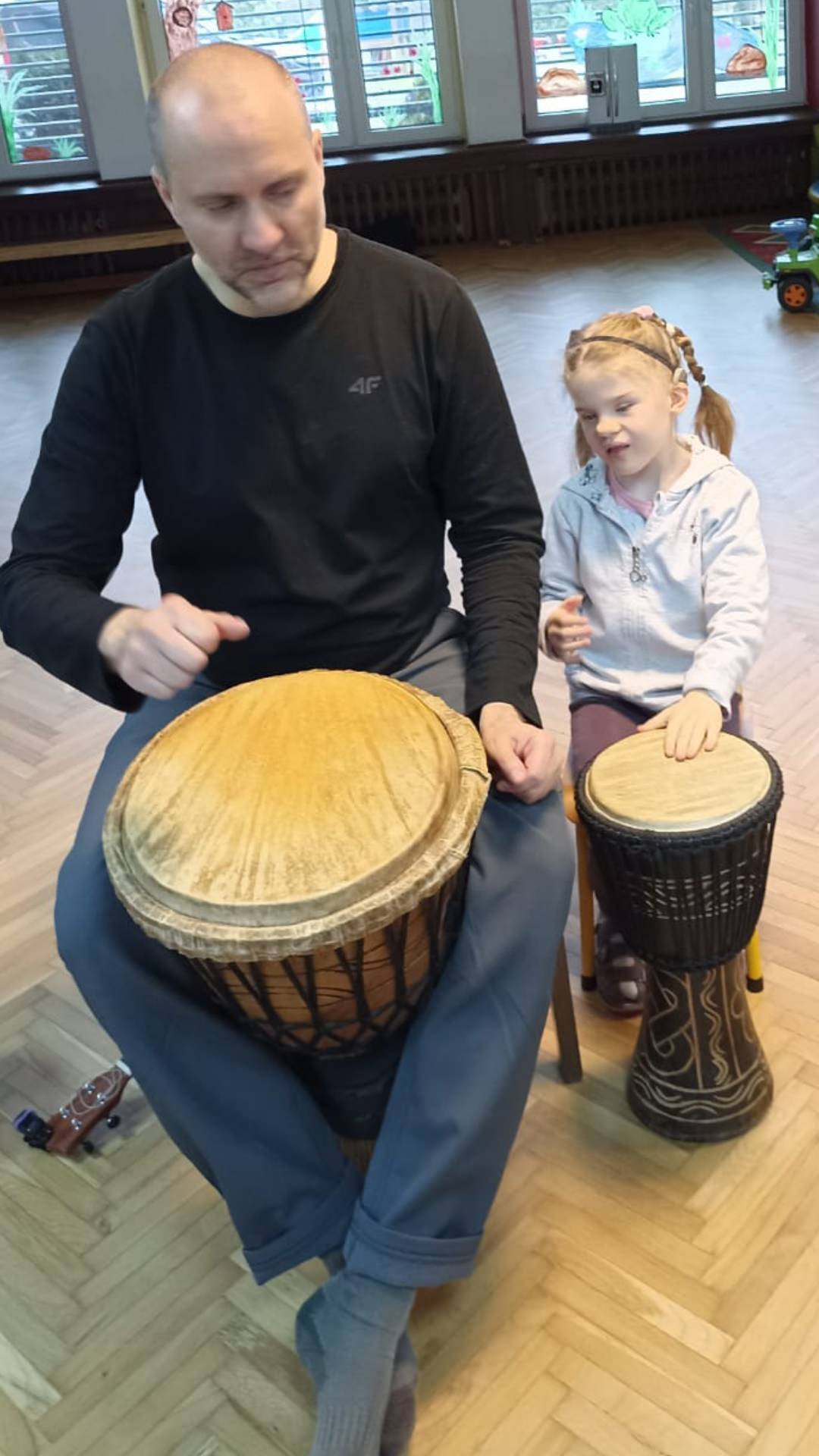Damir z mamą gra na bębnie