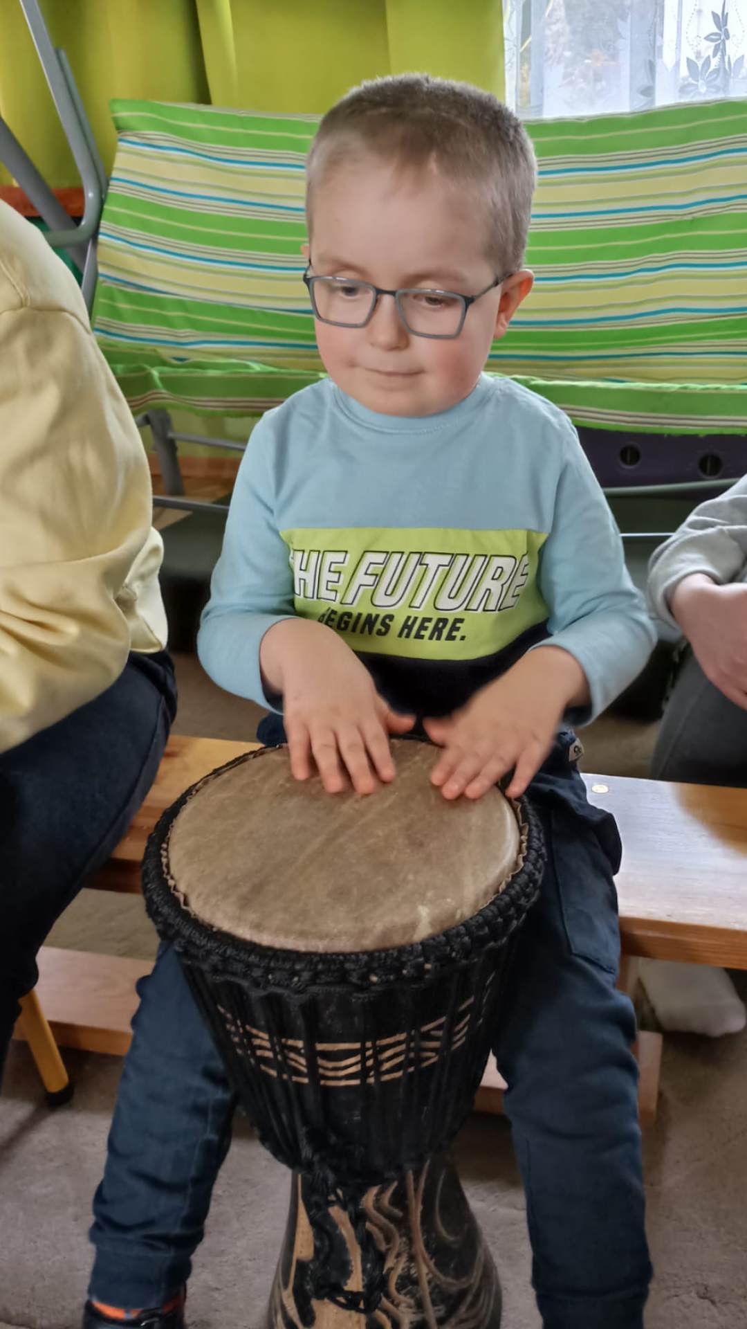Kacper gra na bębnie