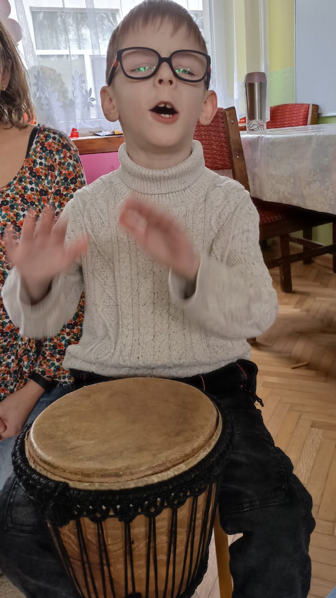 Kiril gra na bębnie