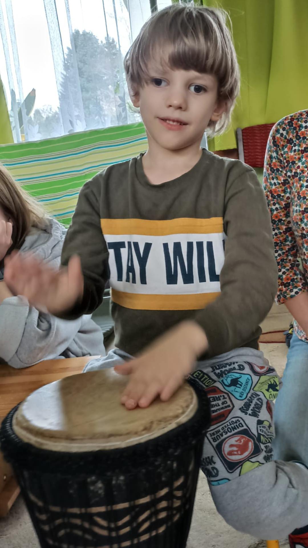 Leoś gra na bębnie