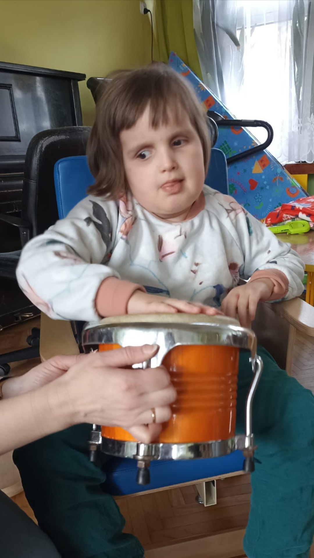 Lilianka gra na bębnie