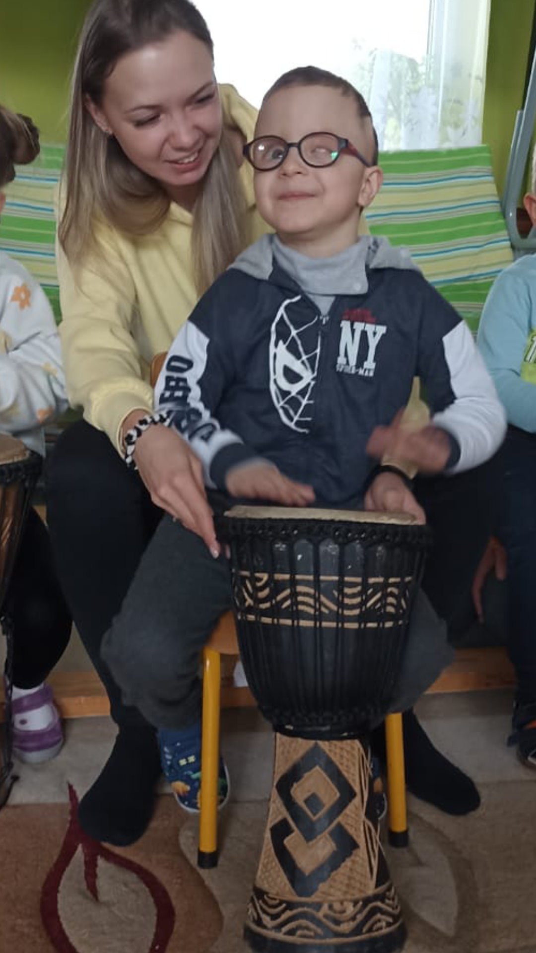 Matvii z mamą gra na bębnie