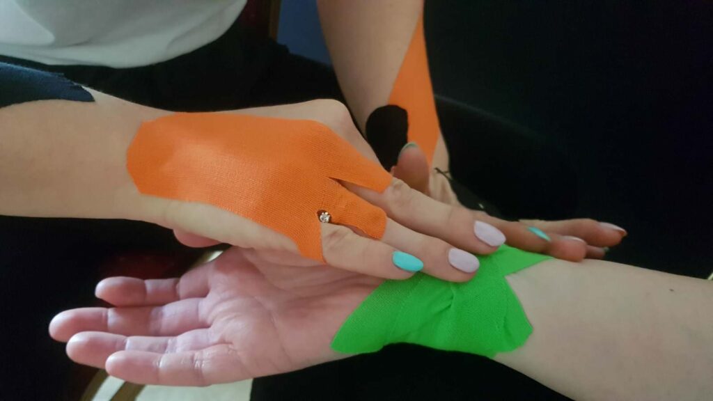 Nauka kinesio-tapingu ręki.