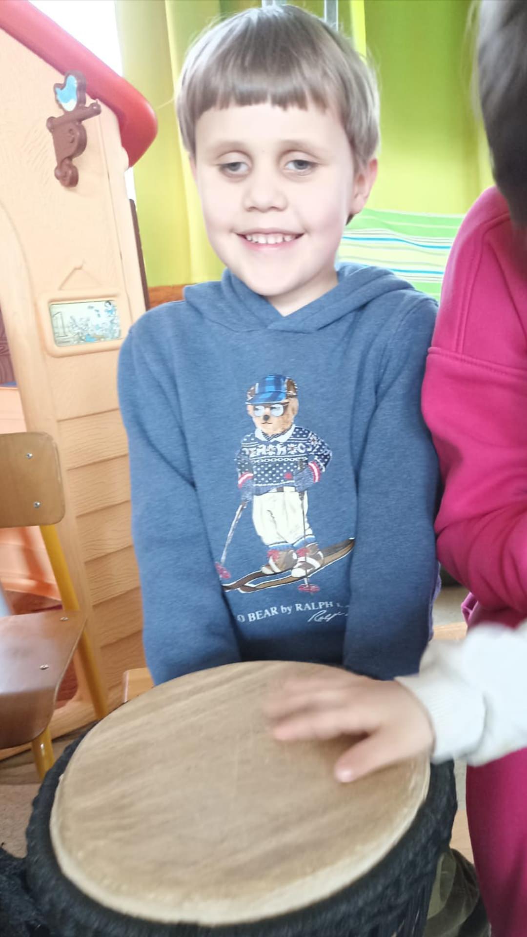 Tymek siedzący przy bębnie