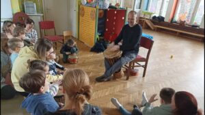 Przedszkolaki i pan Michał podczas warsztatów bębniarskich