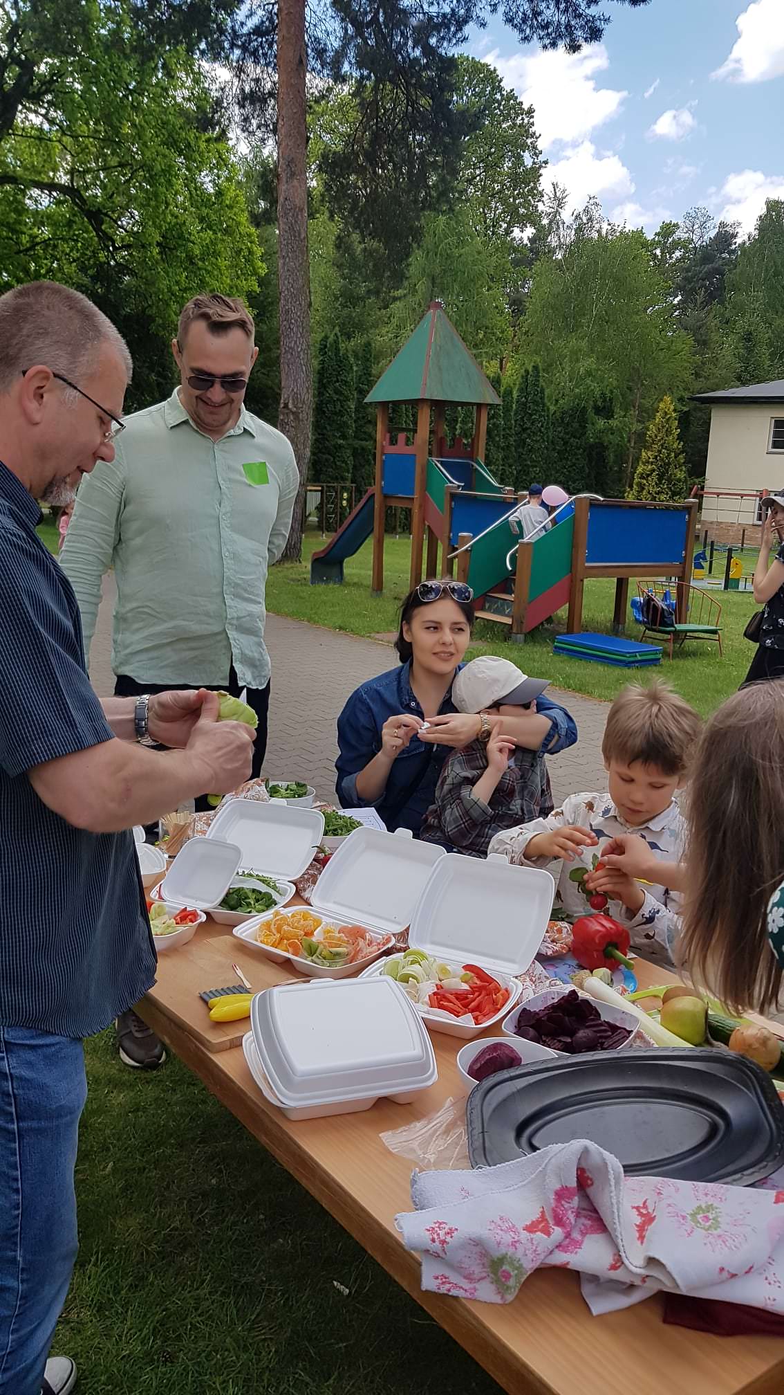 Uczestnicy warsztatów szykują poczęstunek.