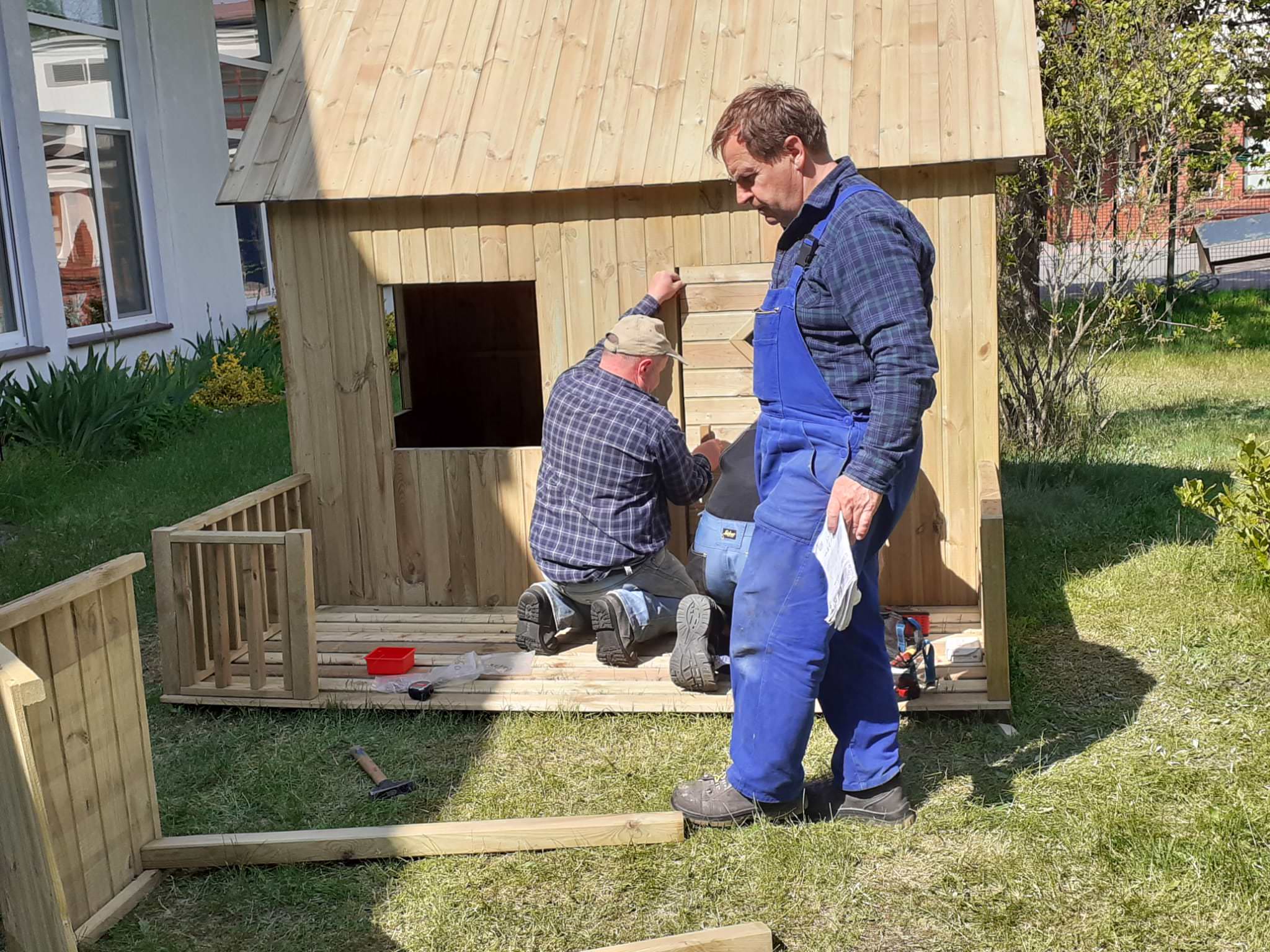 Panowie montują ostatnie elementy domku.