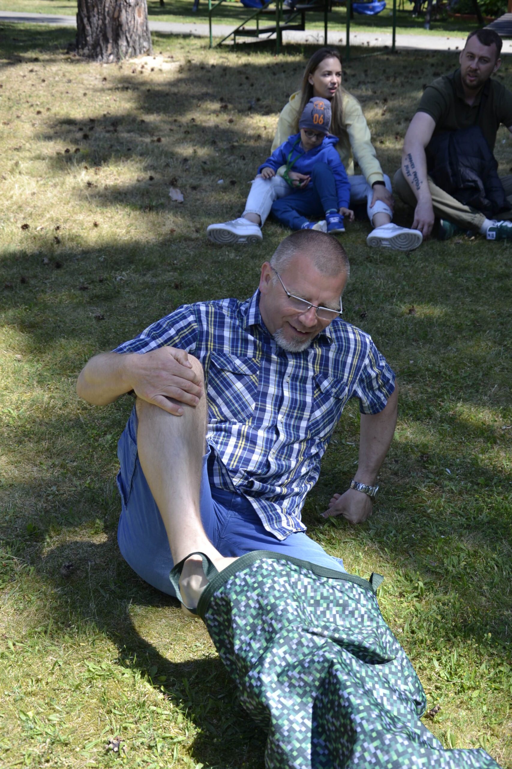 Jeden z opiekunów zdejmuje worek z nóg.