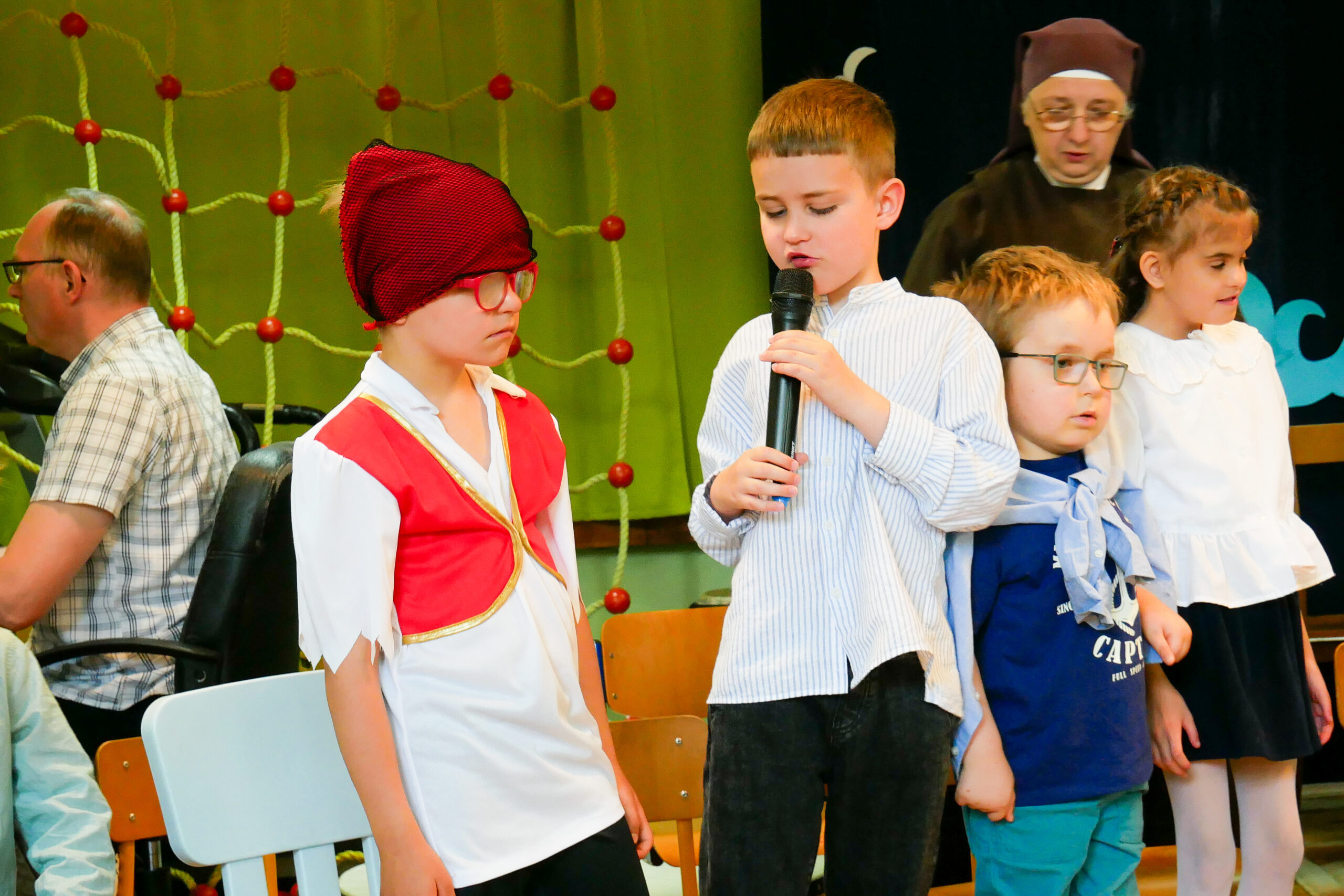 Chłopcy podczas występu.