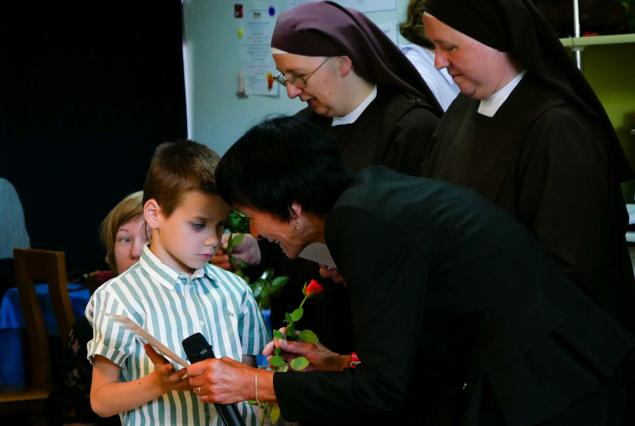 Pani Elżbieta Szczepkowska wręcza dyplom chłopcu.