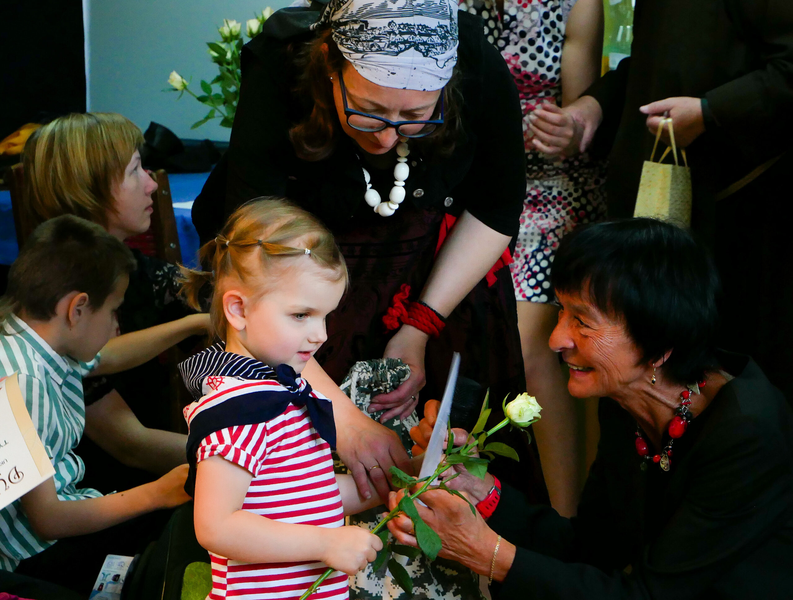 Pani Elżbieta Szczepkowska wręcza dyplom dziewczynce.
