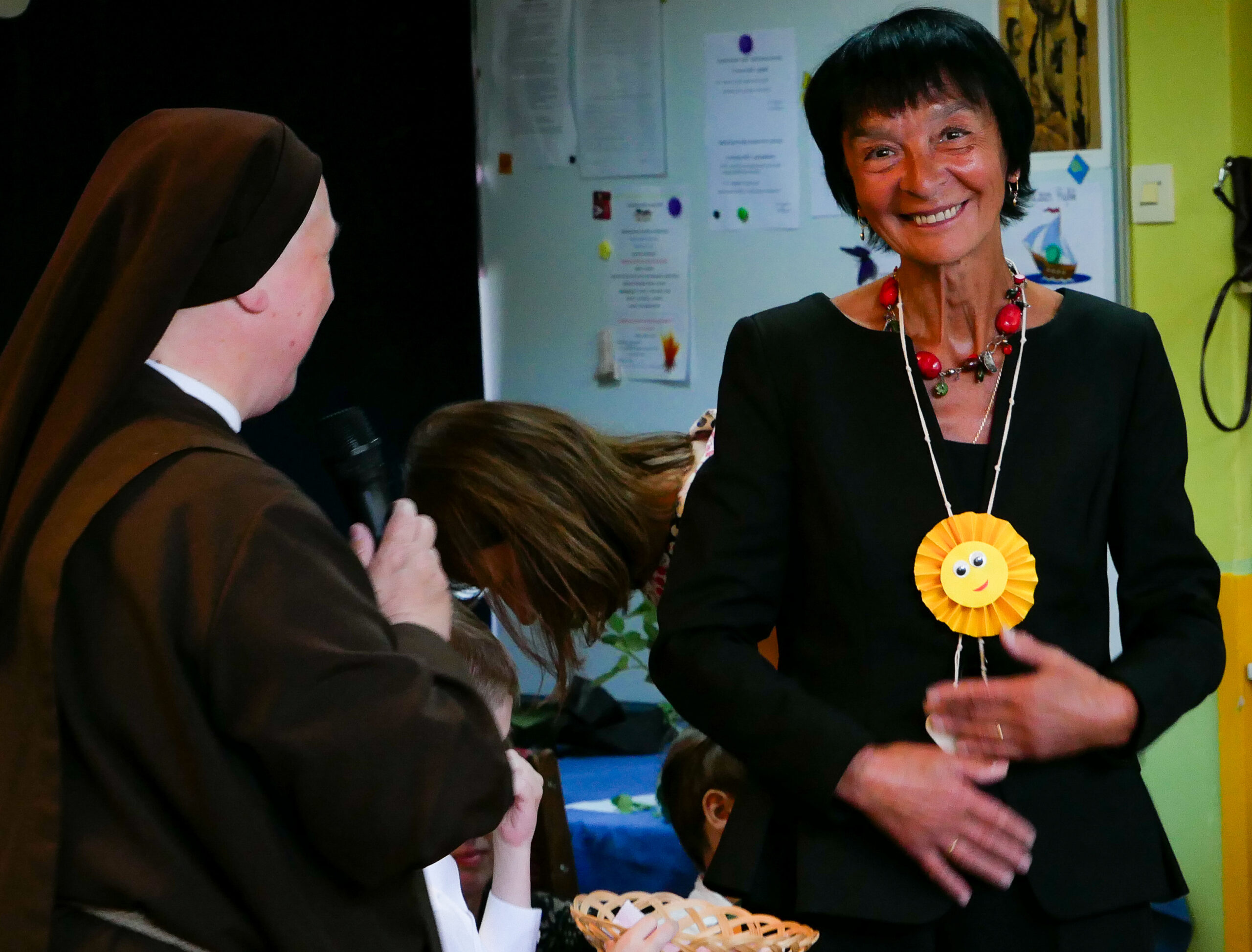 Pani Elżbieta Szczepkowska uśmiecha z zawieszonym na szyi orderem.