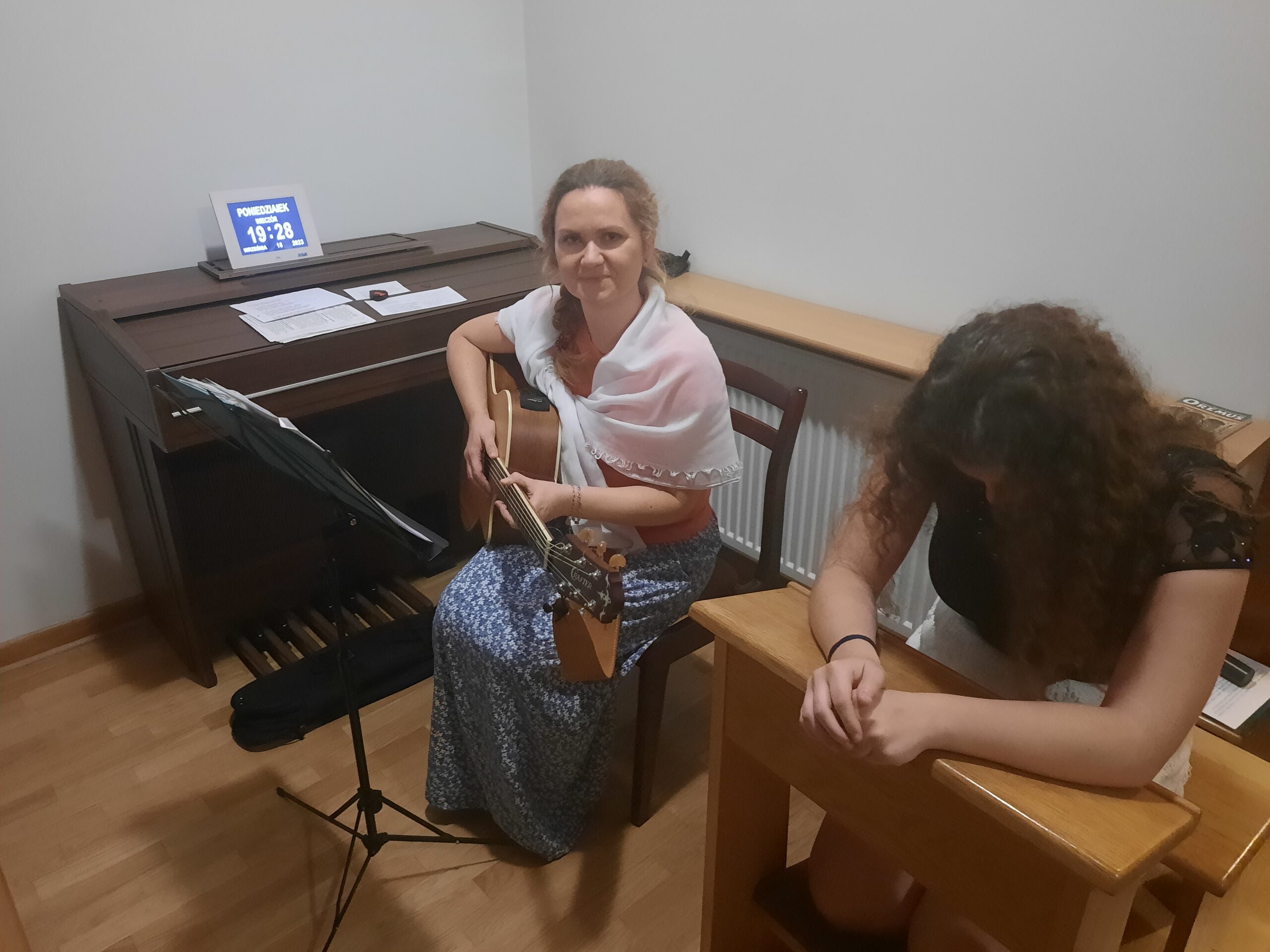 Wychowawczyni gra na gitarze