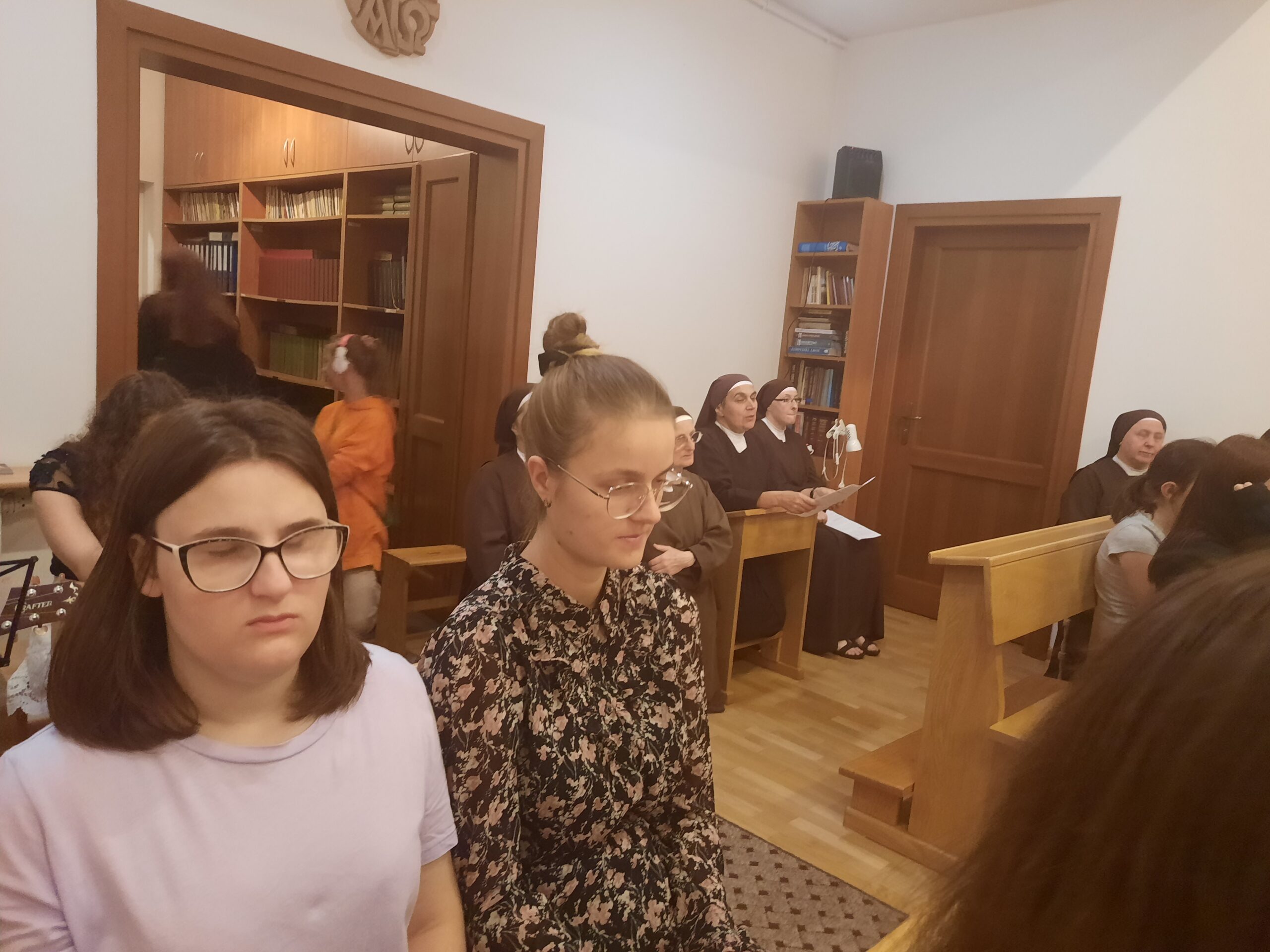 Dziewczyny modlą się w kaplicy