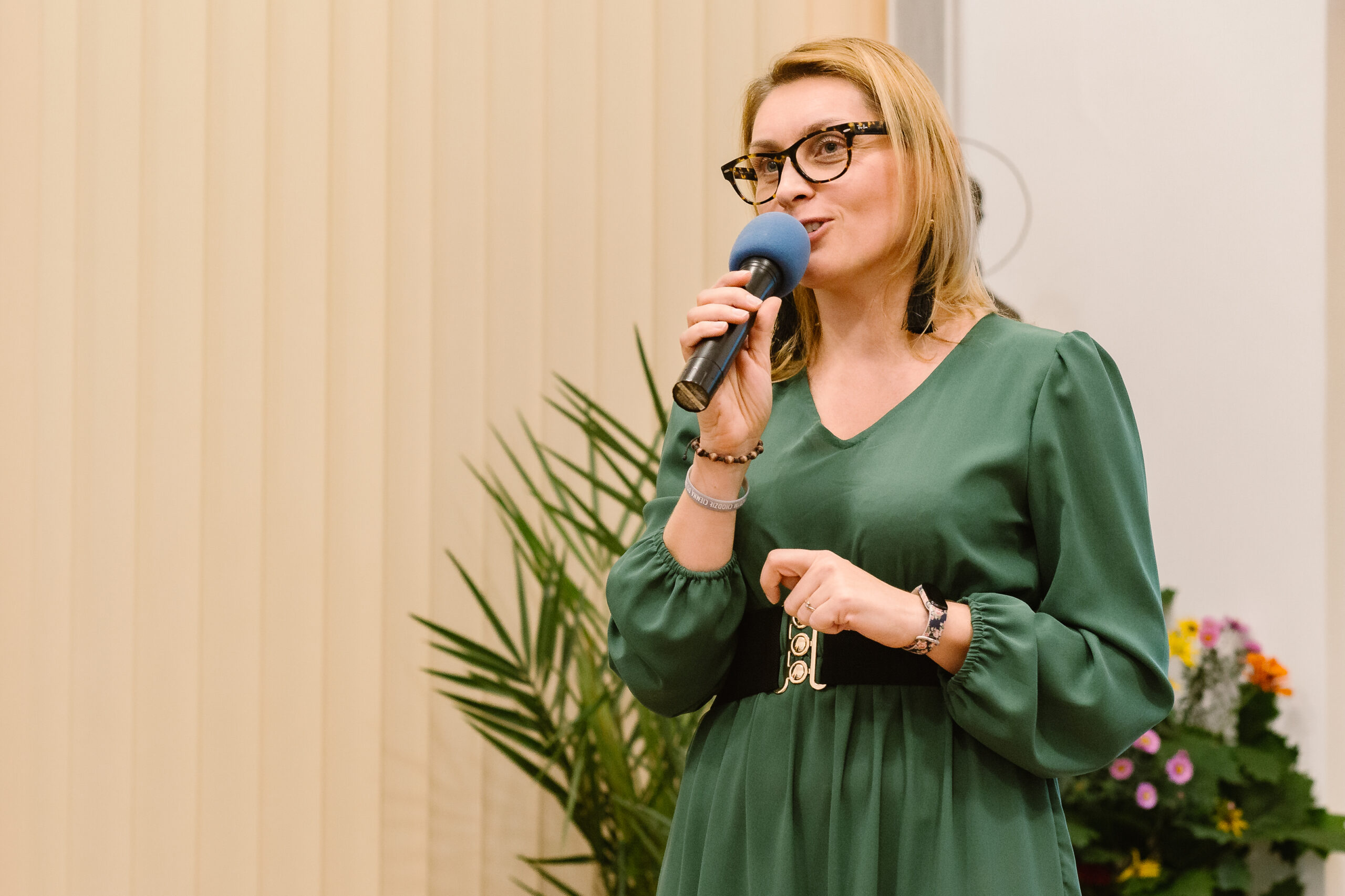 Kamila Miler-Zdanowska przy mikrofonie.