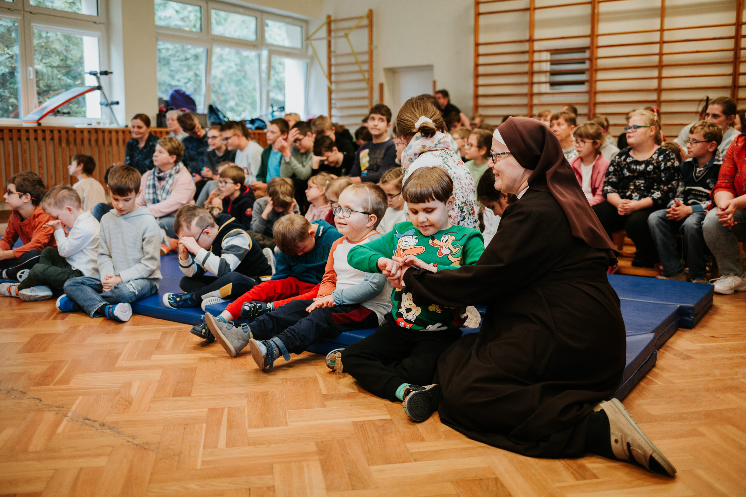 Widownia bardzo żywo reaguje na pieśni.