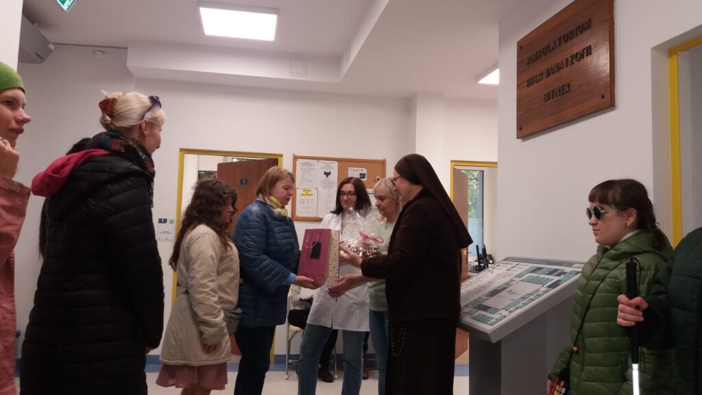 Pani Edyta wraz z Oliwią wręcza upominek Pracownikom Działu Lekarskiego