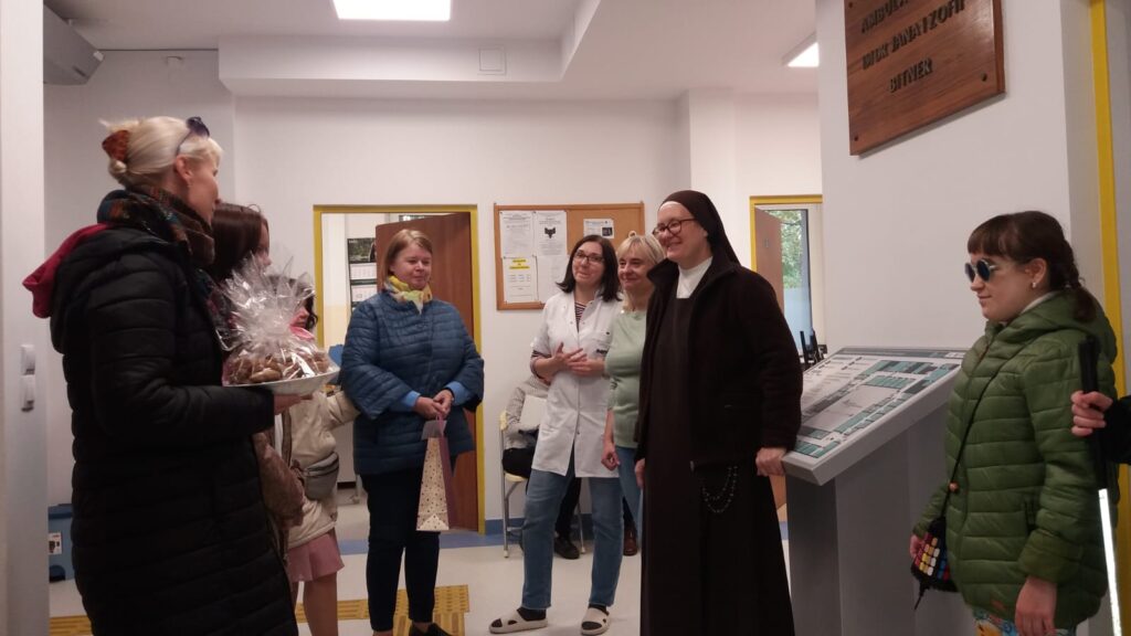 Wychowawczynie i dziewczęta z grupy 7 składają życzenia pracownikom Działu Lekarskiego