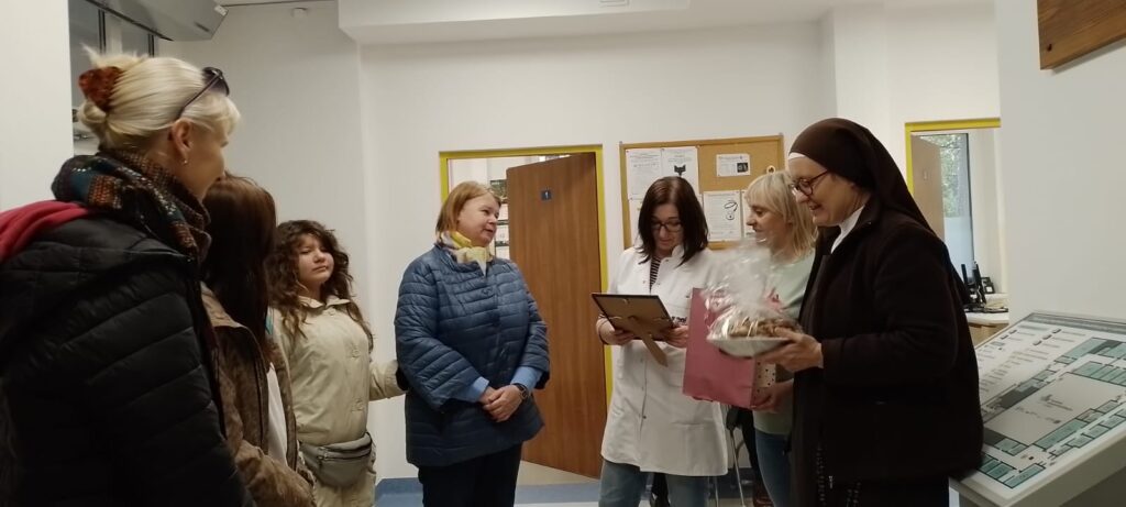 Pracownicy Działu Lekarskiego oglądają otrzymane upominki