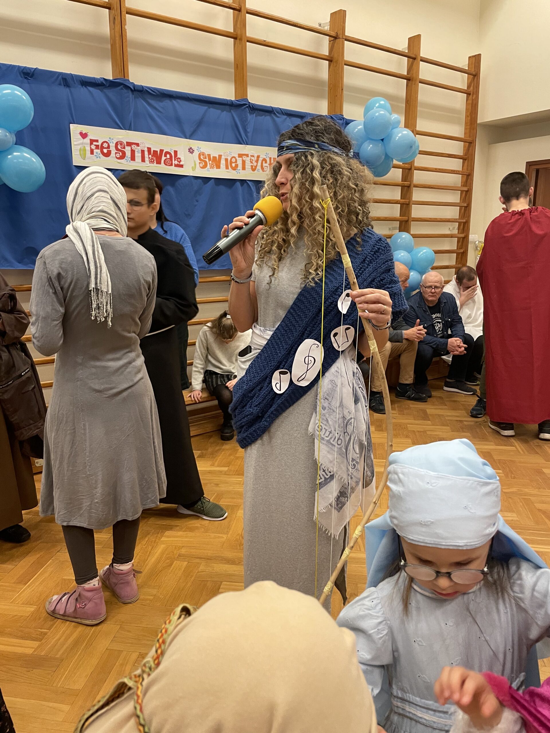 Dyrektor Kamila Miler-Zdanowska w przebraniu.