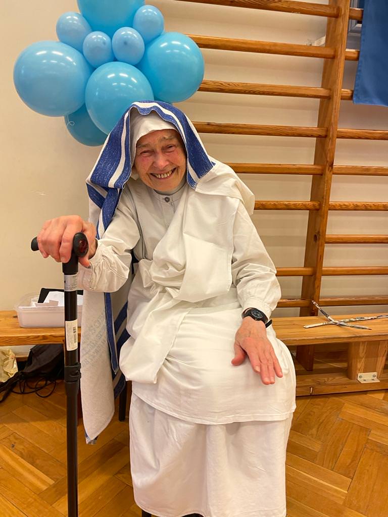 Siostra przebrana za Matkę Teresę z Kalkuty.