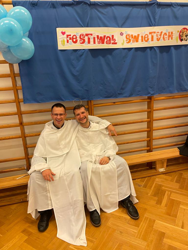Księża przebrani za dominikańskich świętych.