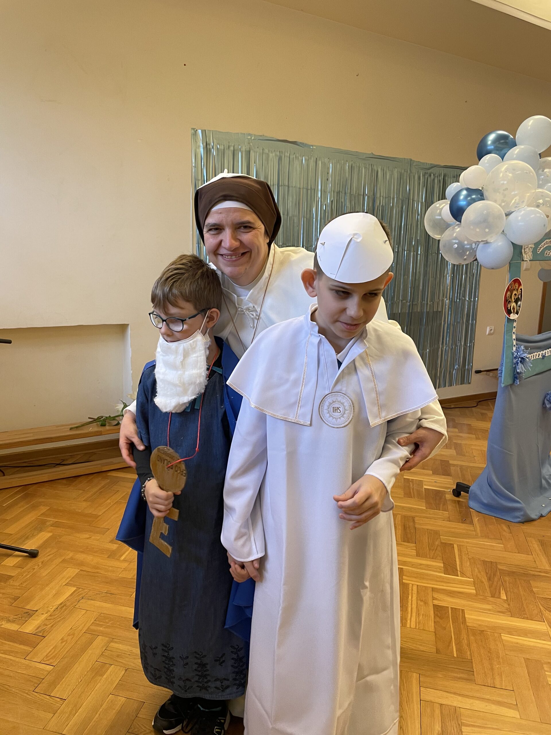 Siostra Monika z uczniami przebranymi za świętych.