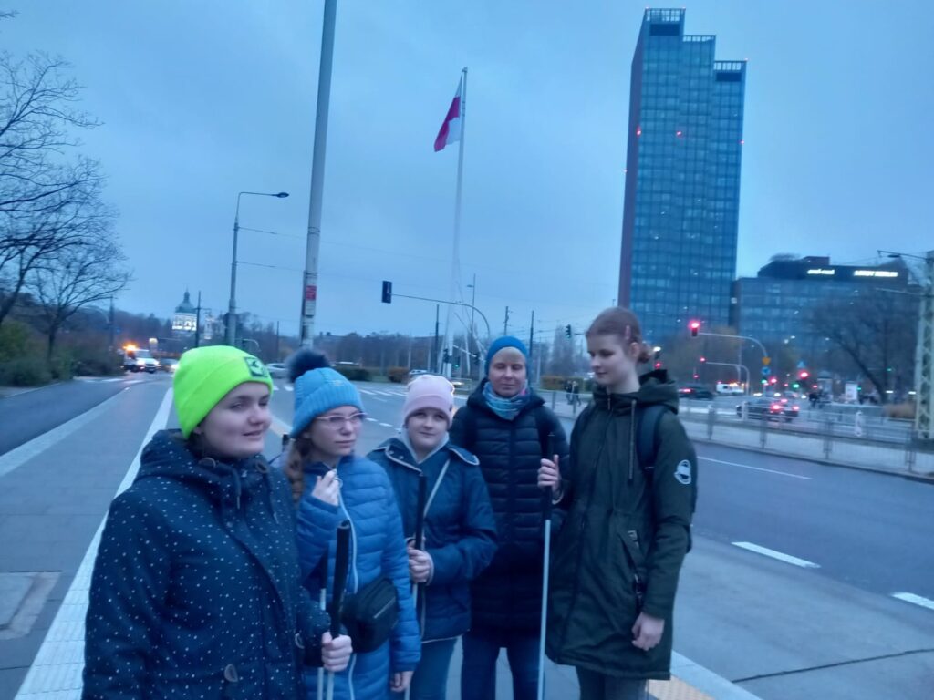 Pani Basia z dziewczętami przy Maszcie z flagą przy Rondzie  Radosława