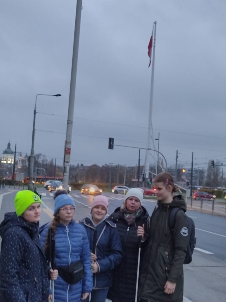 Pani Edyta z dziewczętami