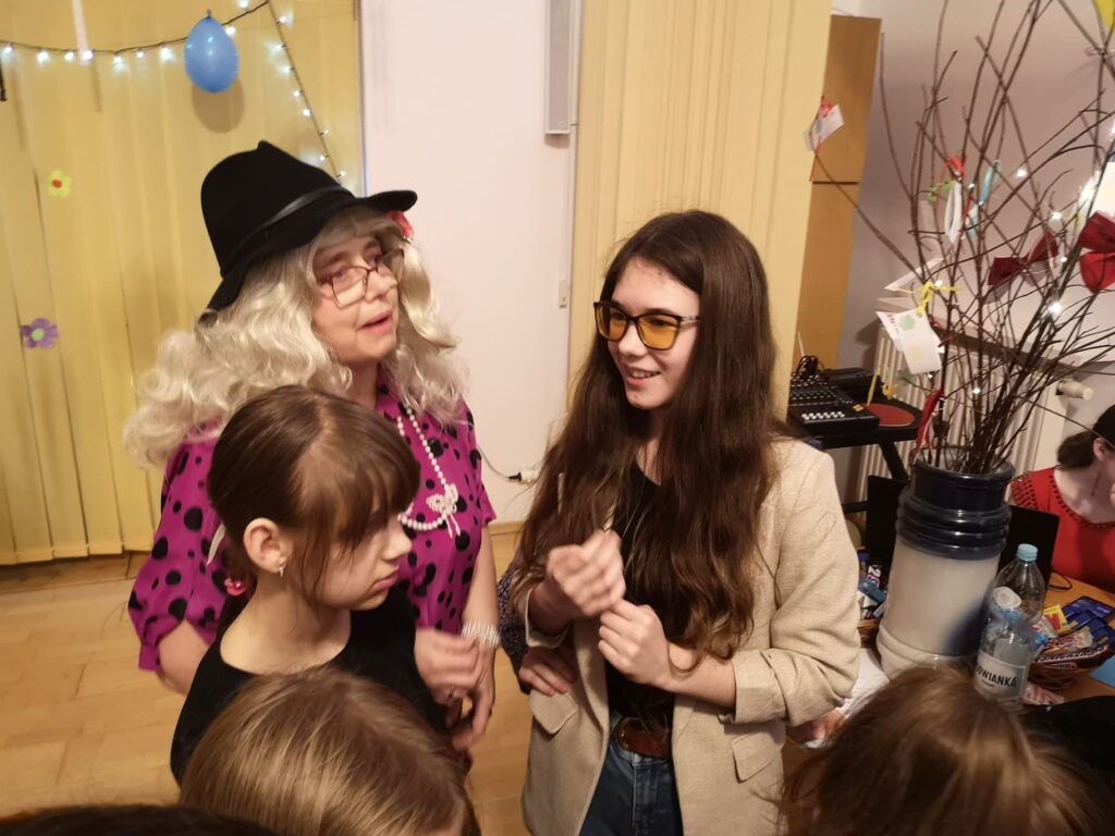 Pani Iza  z dziewczynami  na dyskotece 