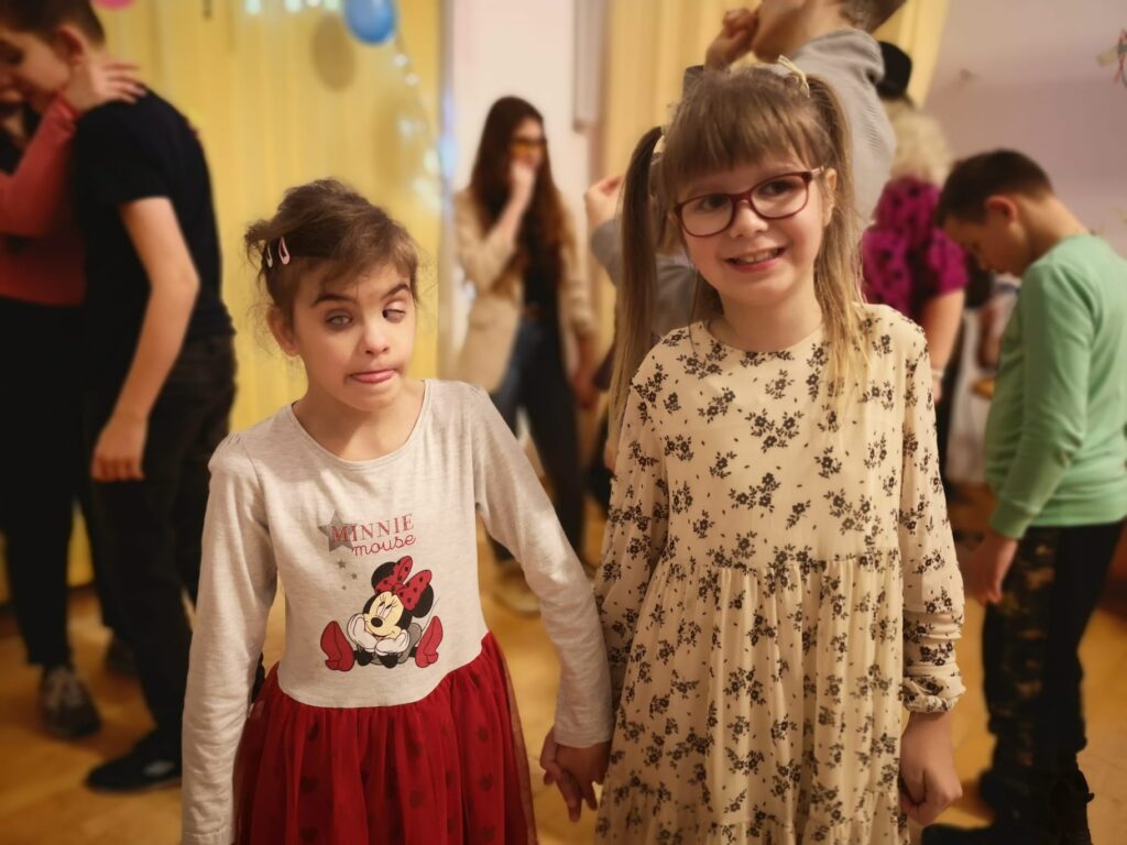 Maja w biało czerwonej sukience  i Daryna w jasnej sukience w kwiatki