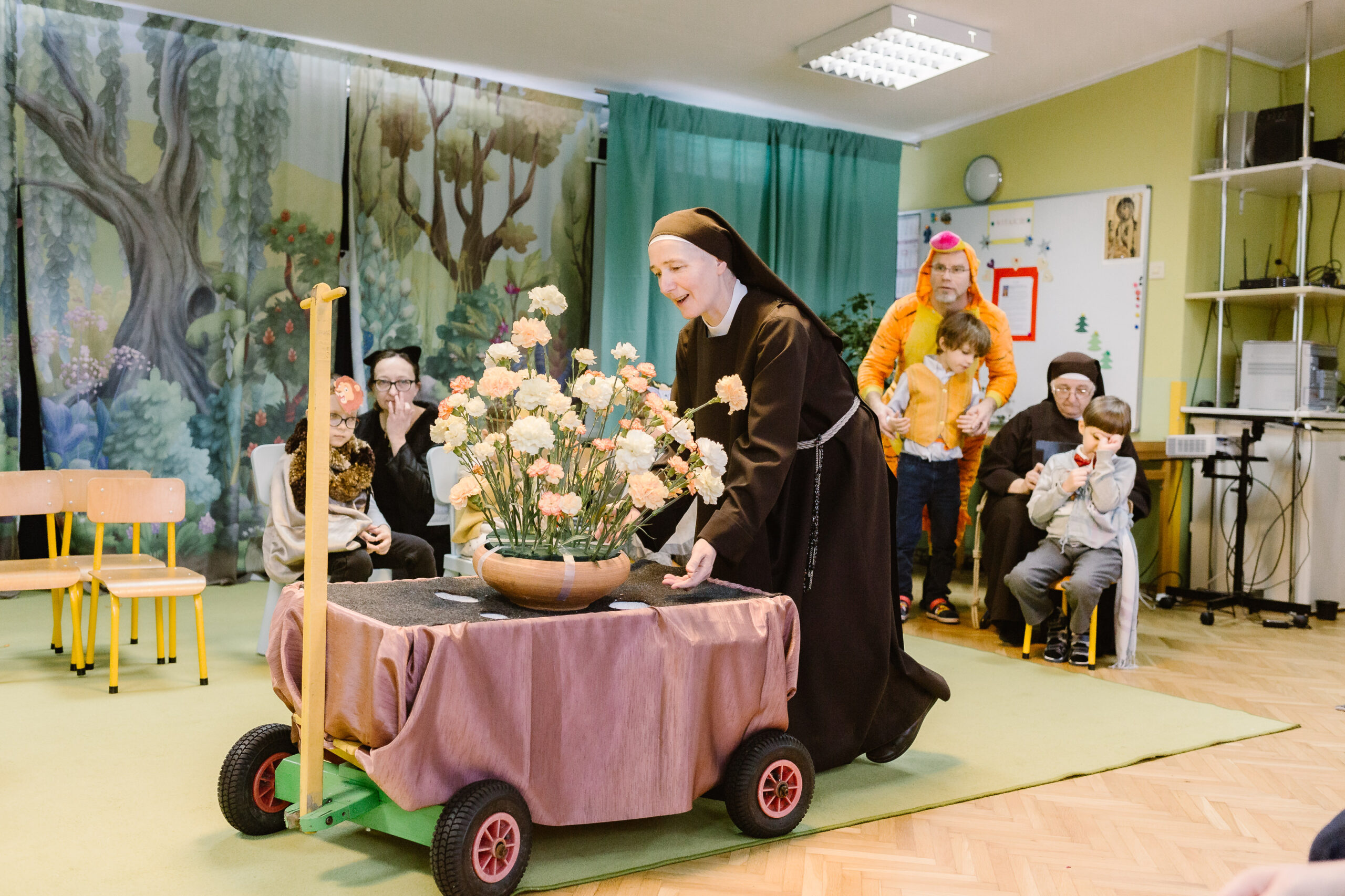 Siostra Hiacynta stawia piękny bukiet kwiatów.