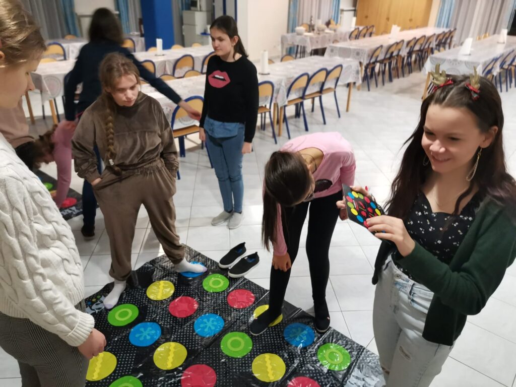 Dziewczęta z grupy VII podczas gry  Twister