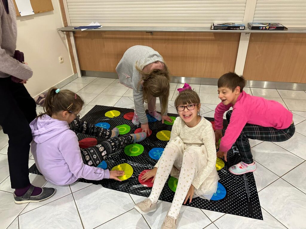 Dziewczynki z grupy I : Ania, Kinga, Daryna i Zosia podczas  gry zręcznościowej Twister