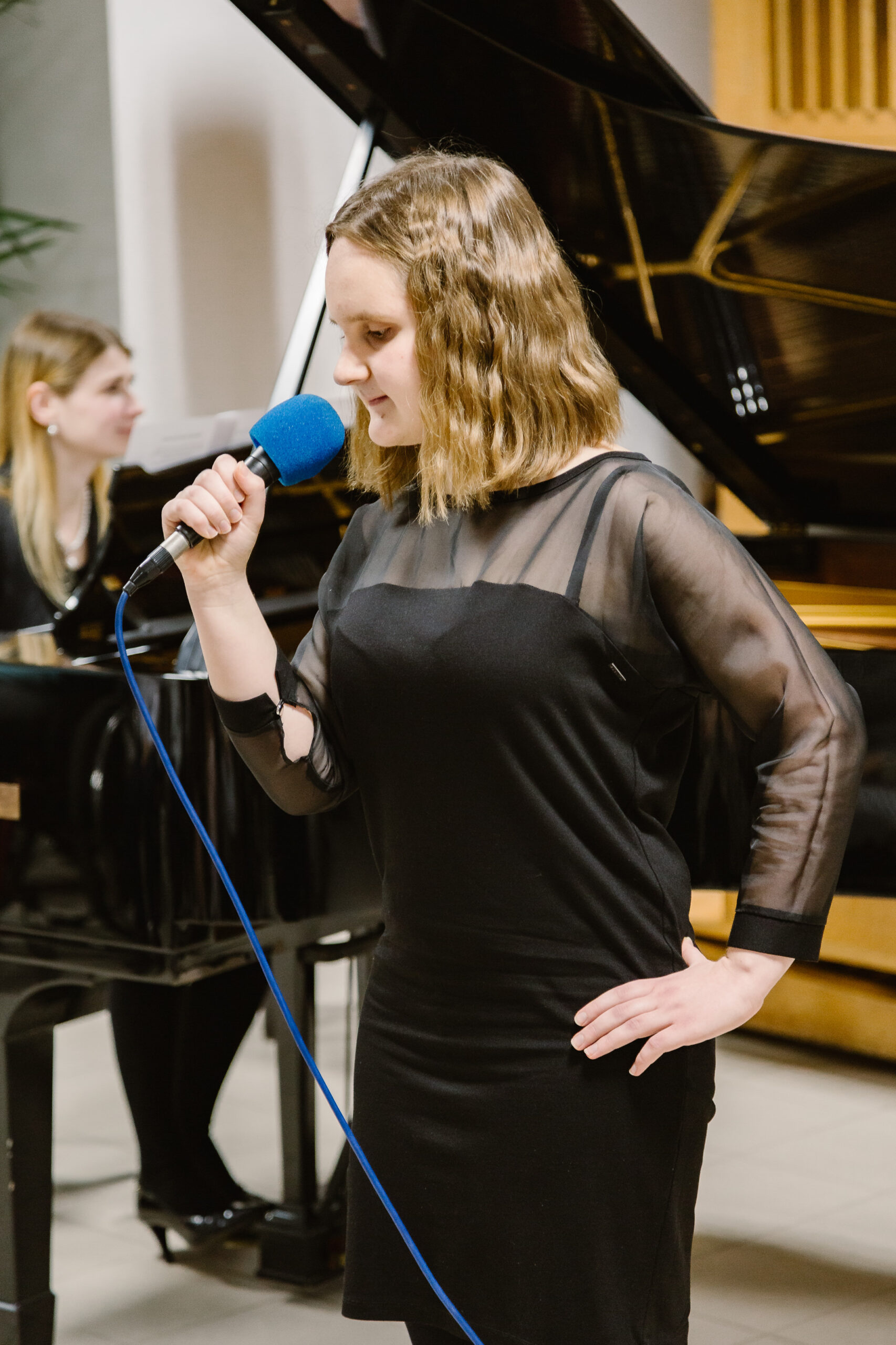 Julia śpiewa.
