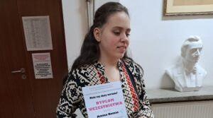 Amina prezentuje dyplom.